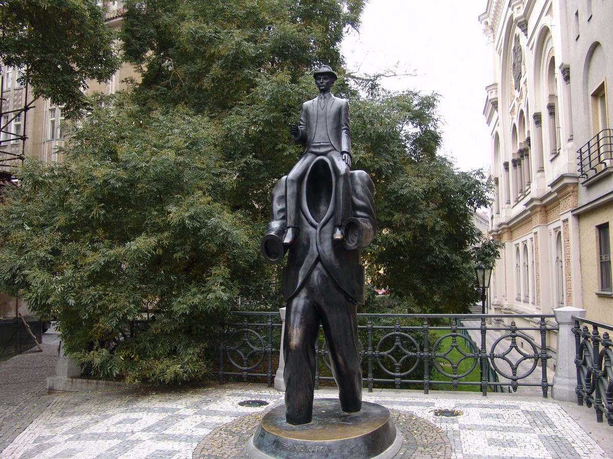 Памятник-Францу-Кафке-3.jpg