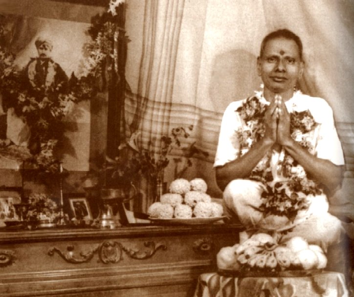 070-1-Hindu_Nisargadatta_Maharaj_young_by_guru_altar.jpg