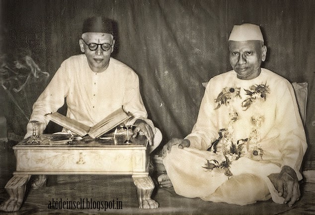 073-Nisargadatta Maharaj with Bhainath Maharaj.jpg