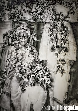 074-Nisargadatta Maharaj with Bhainath Maharaj.jpg