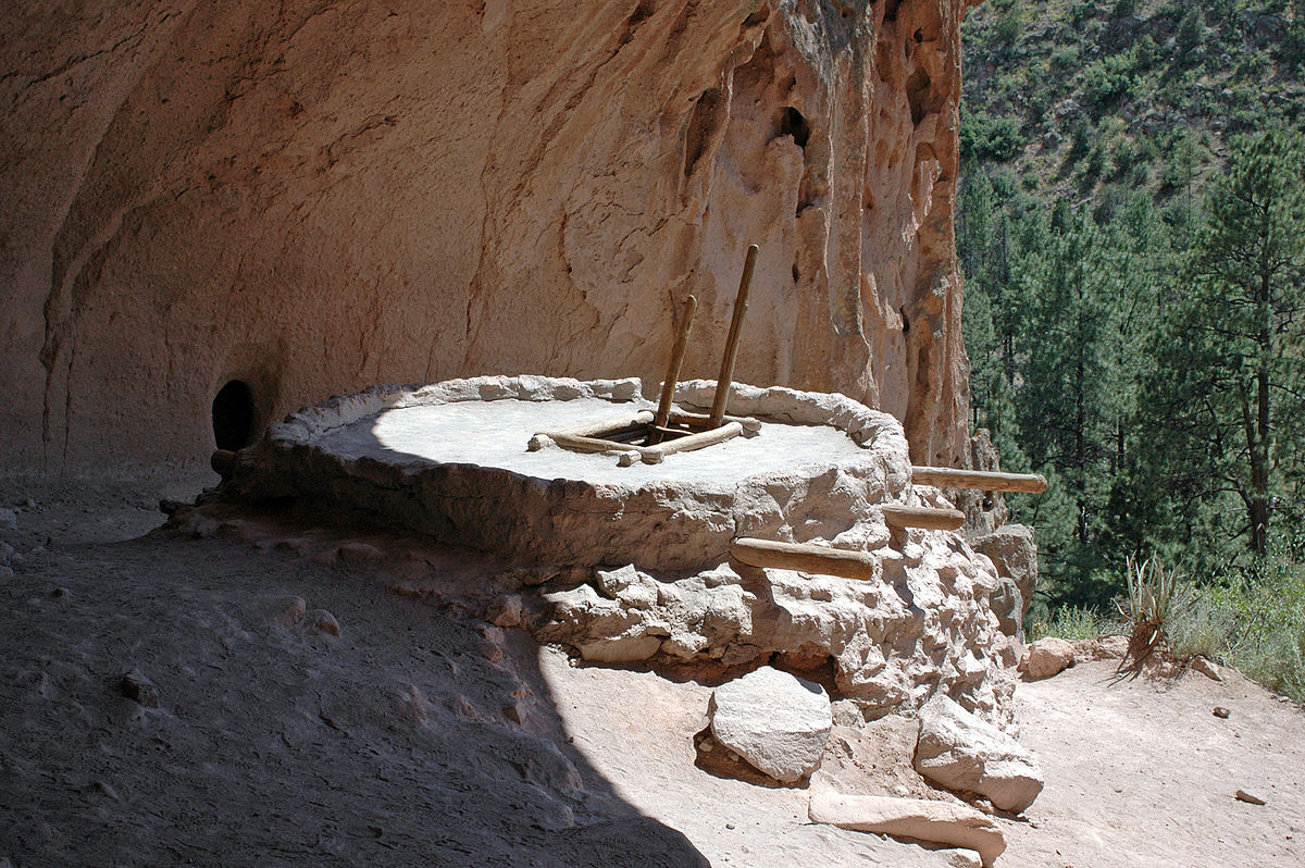 1200px-Bandelier_Kiva.jpg