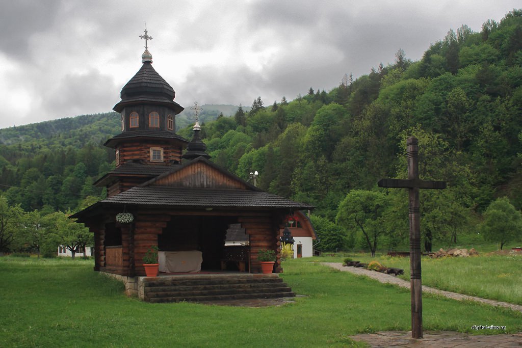 20121025123419_yaremche_church.jpg