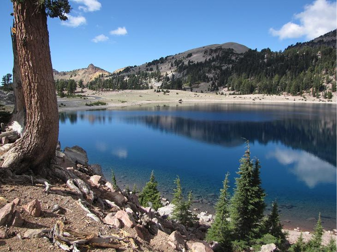 6355774-Lake_Helen_Lassen_Volcanic_National_Park.jpg