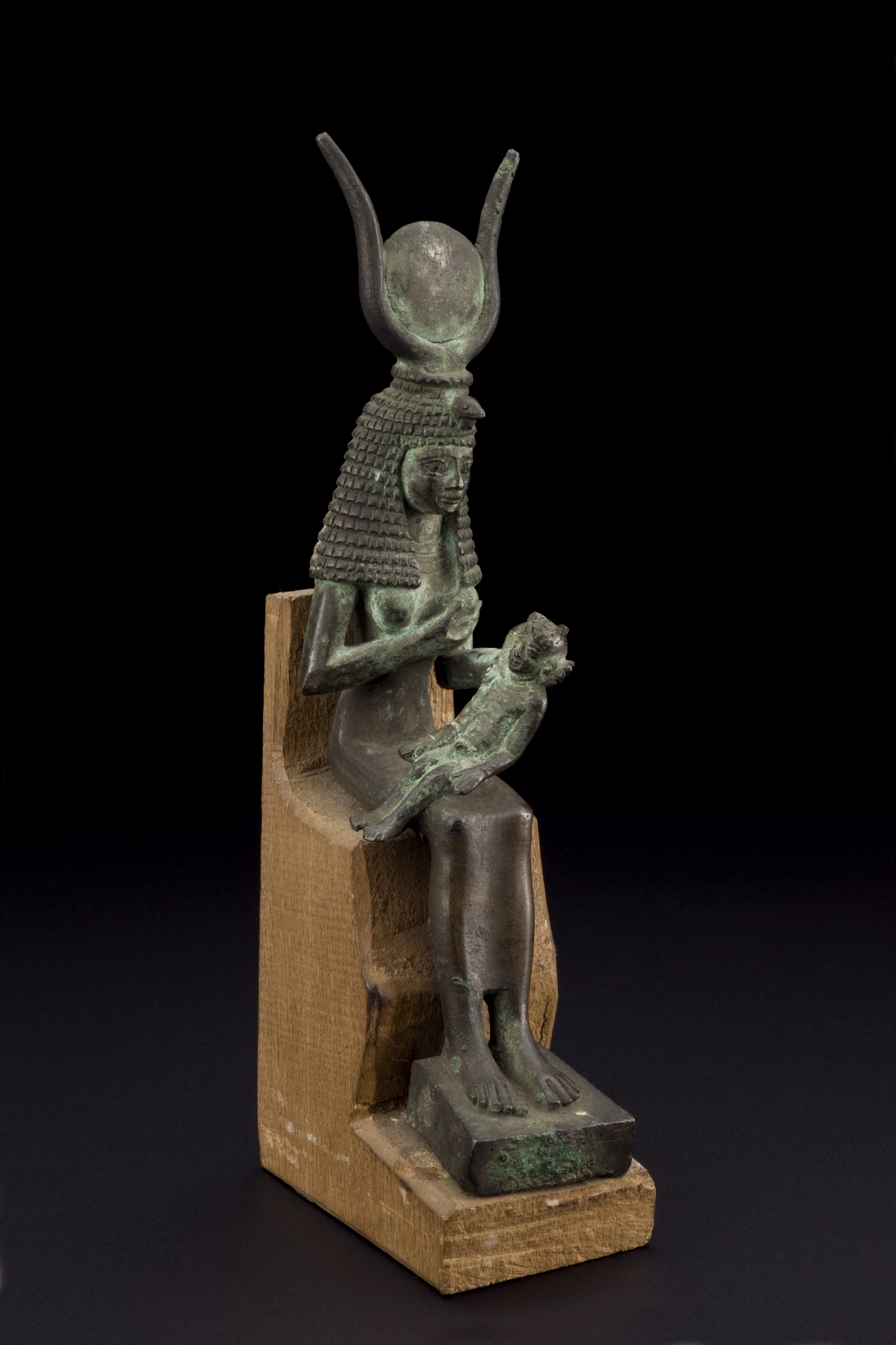 Bronze_statue_of_Isis_nursing_Horus,_Egypt,_600-30_BCE_Wellcome_L0057110.jpg