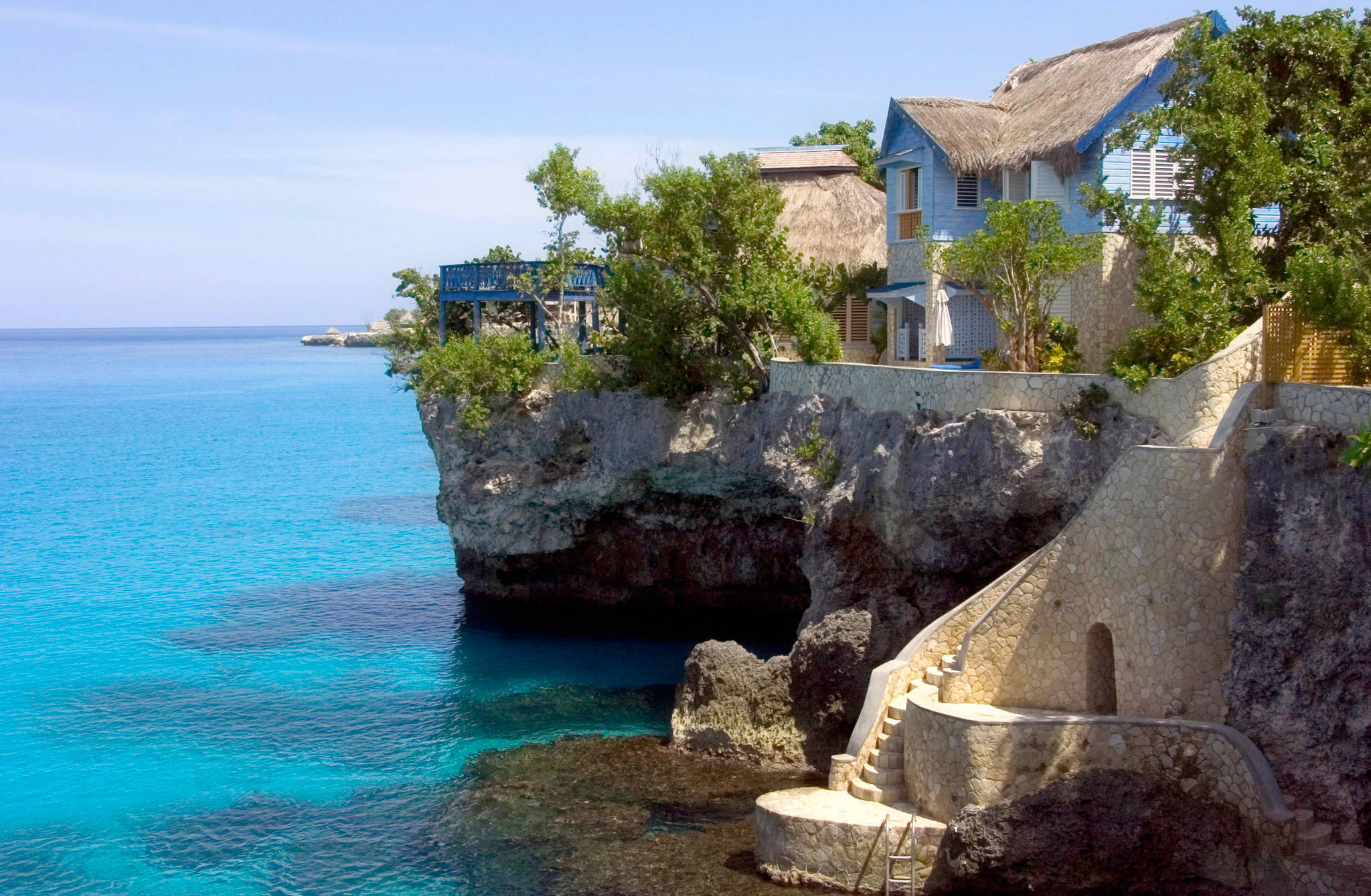 Caves-Cottage-side-view-with-ocean-2048x1339.jpg