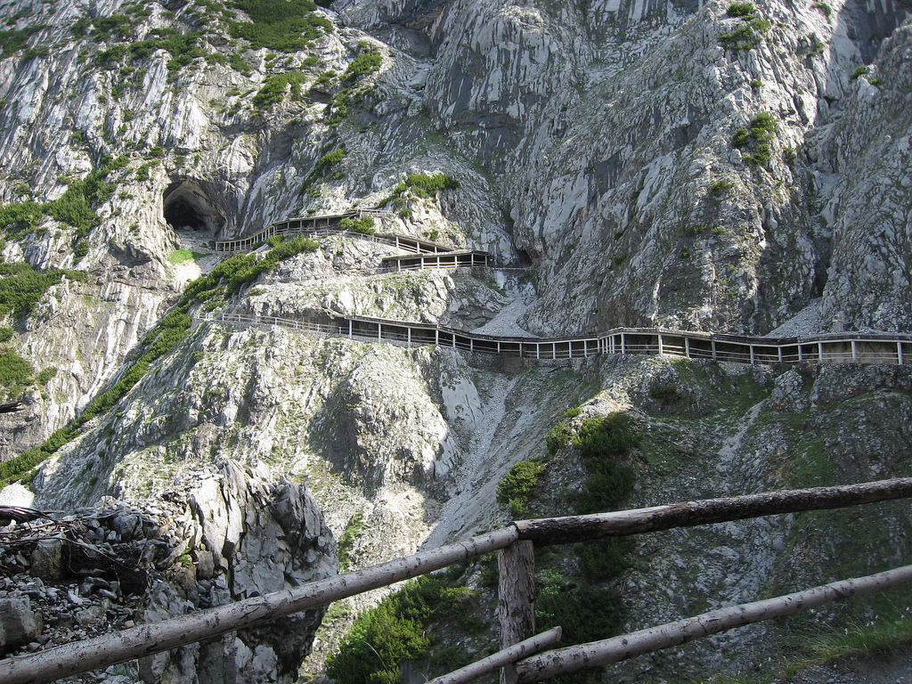 Eisriesenwelt-Cave-flickr.jpg