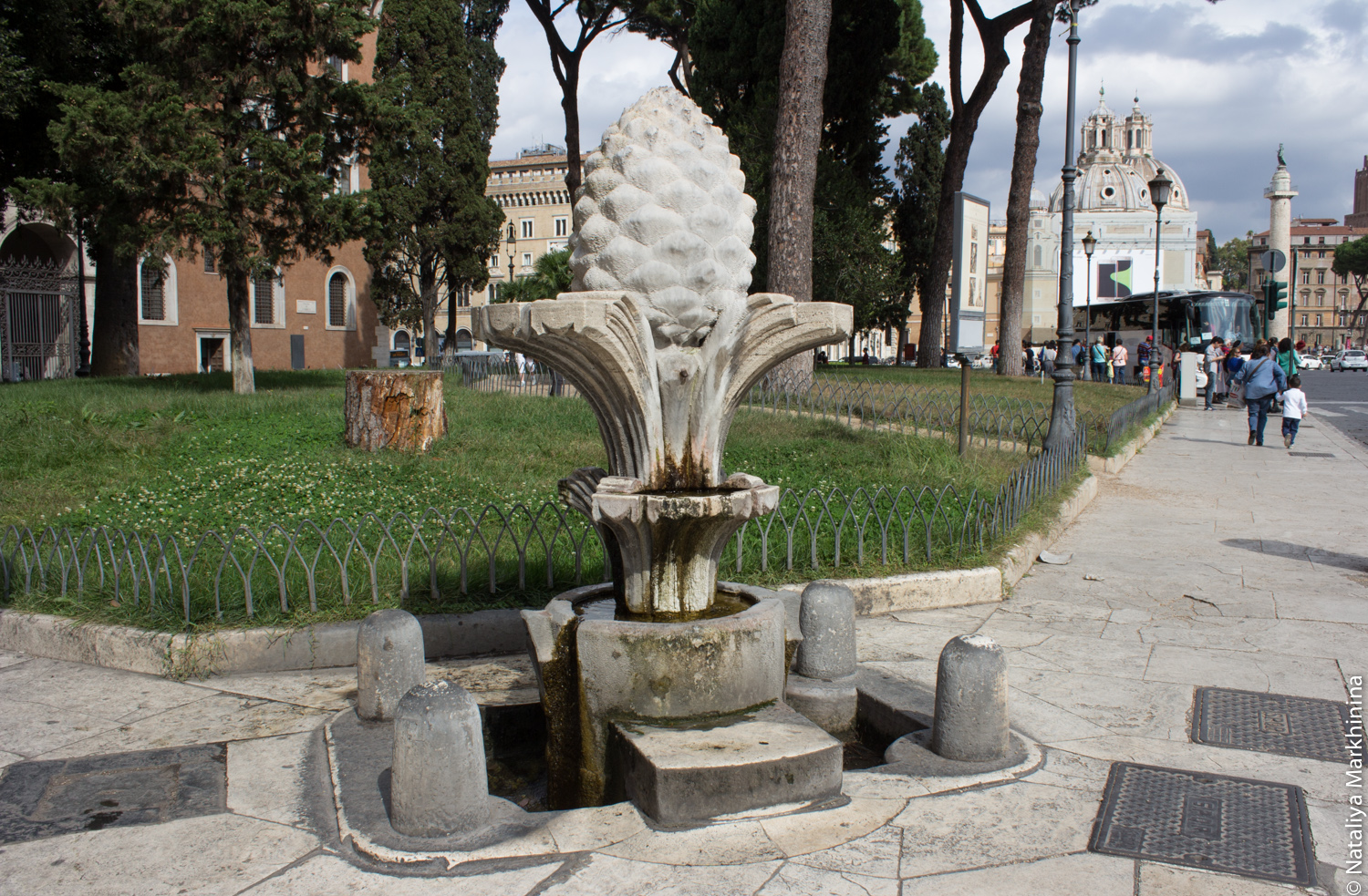 Fontana-della-Pigna-7425.jpg