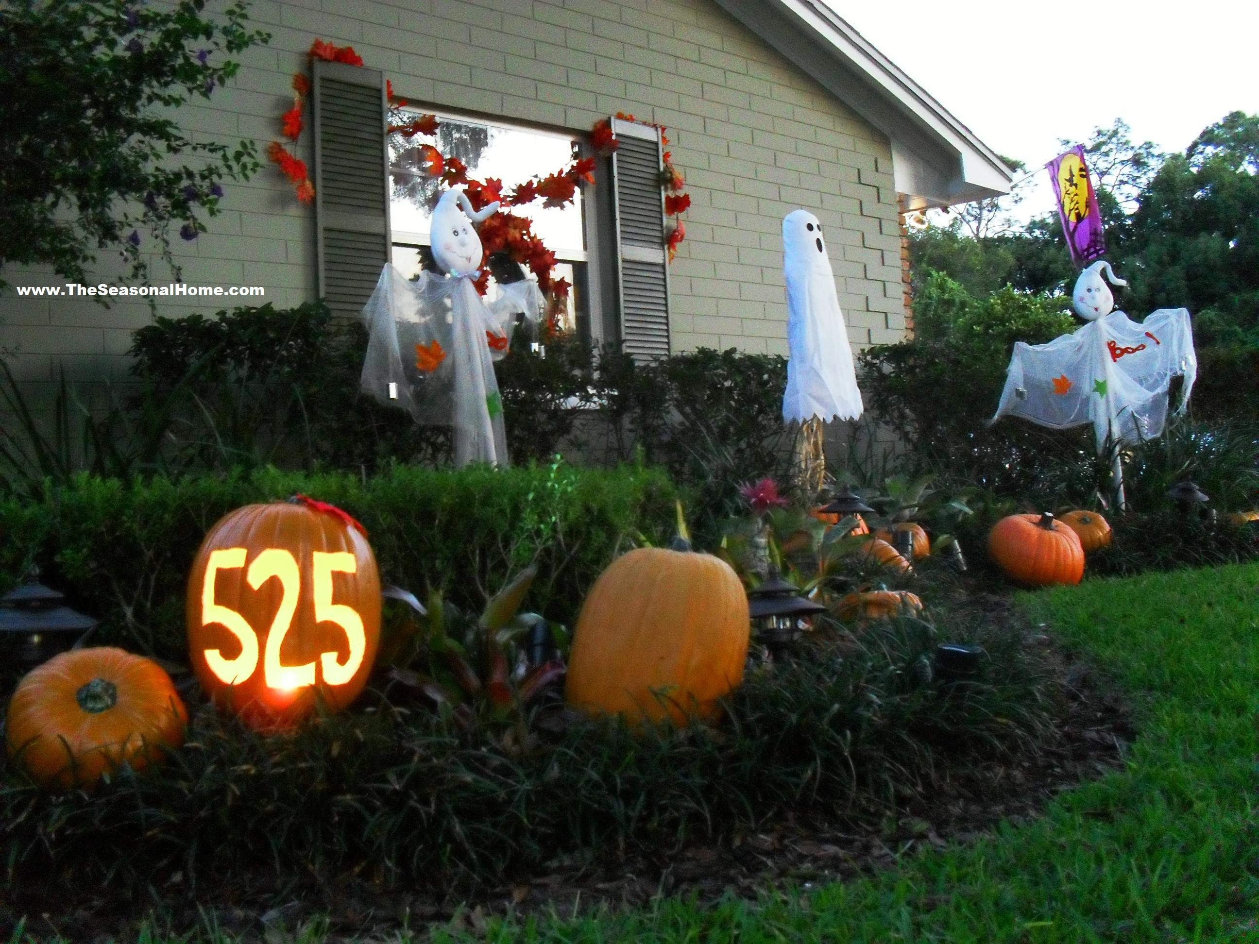 front-yard-with-ghosts-and-address-pumpkin_s.jpg