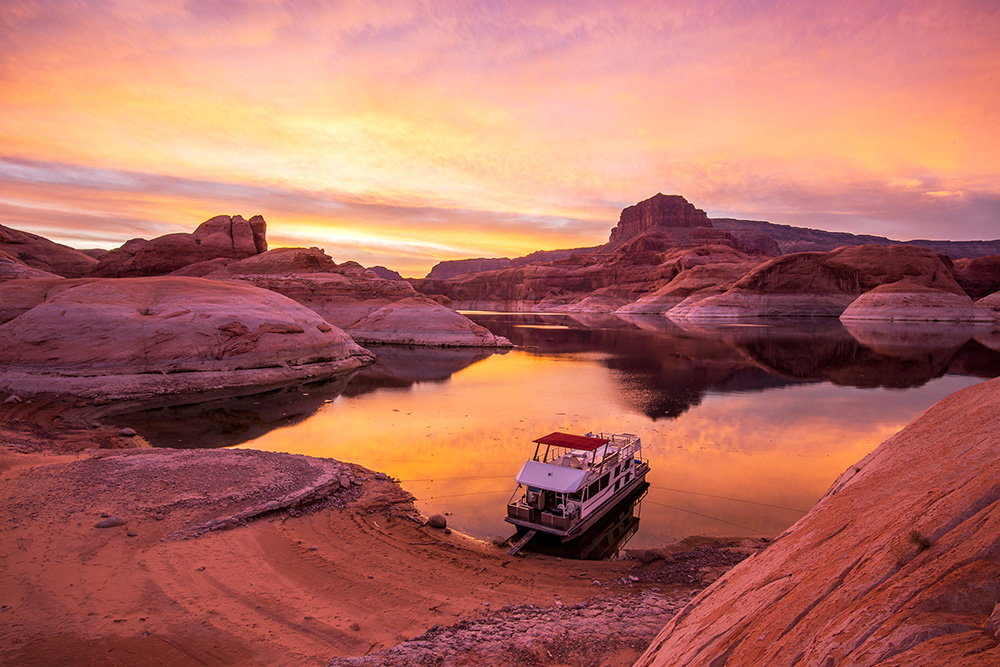 houseboat-beached-scenic_1000x667.jpg