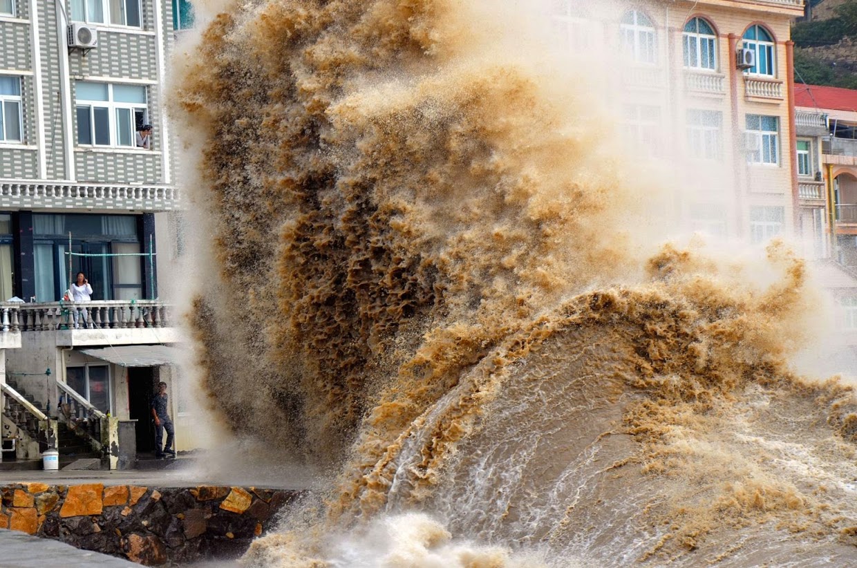 Huge-wave-hits-seafront-in-Zhejiang-China-Yahoo.jpg