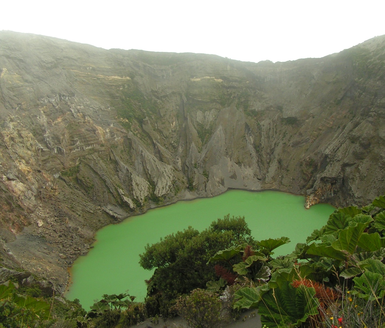 Irazu_crater_lake_from_the_mirador_by_ET.jpg