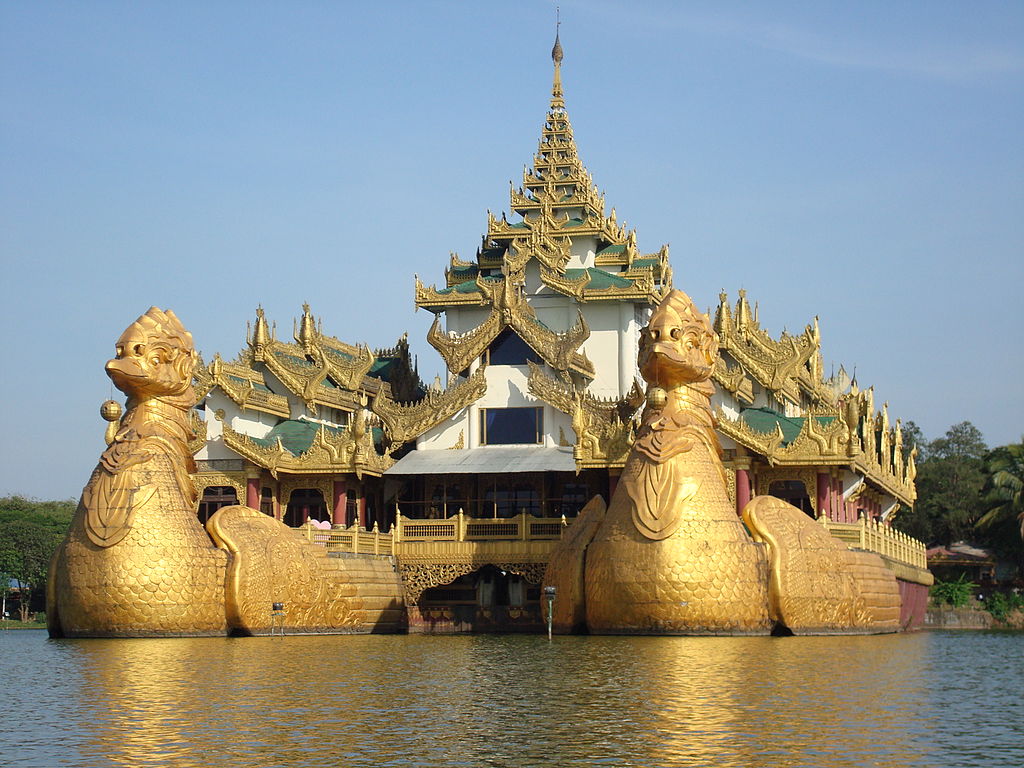 Karaweik_Boar_(Restaurant)_at_Kandawgyi_Lake.jpg