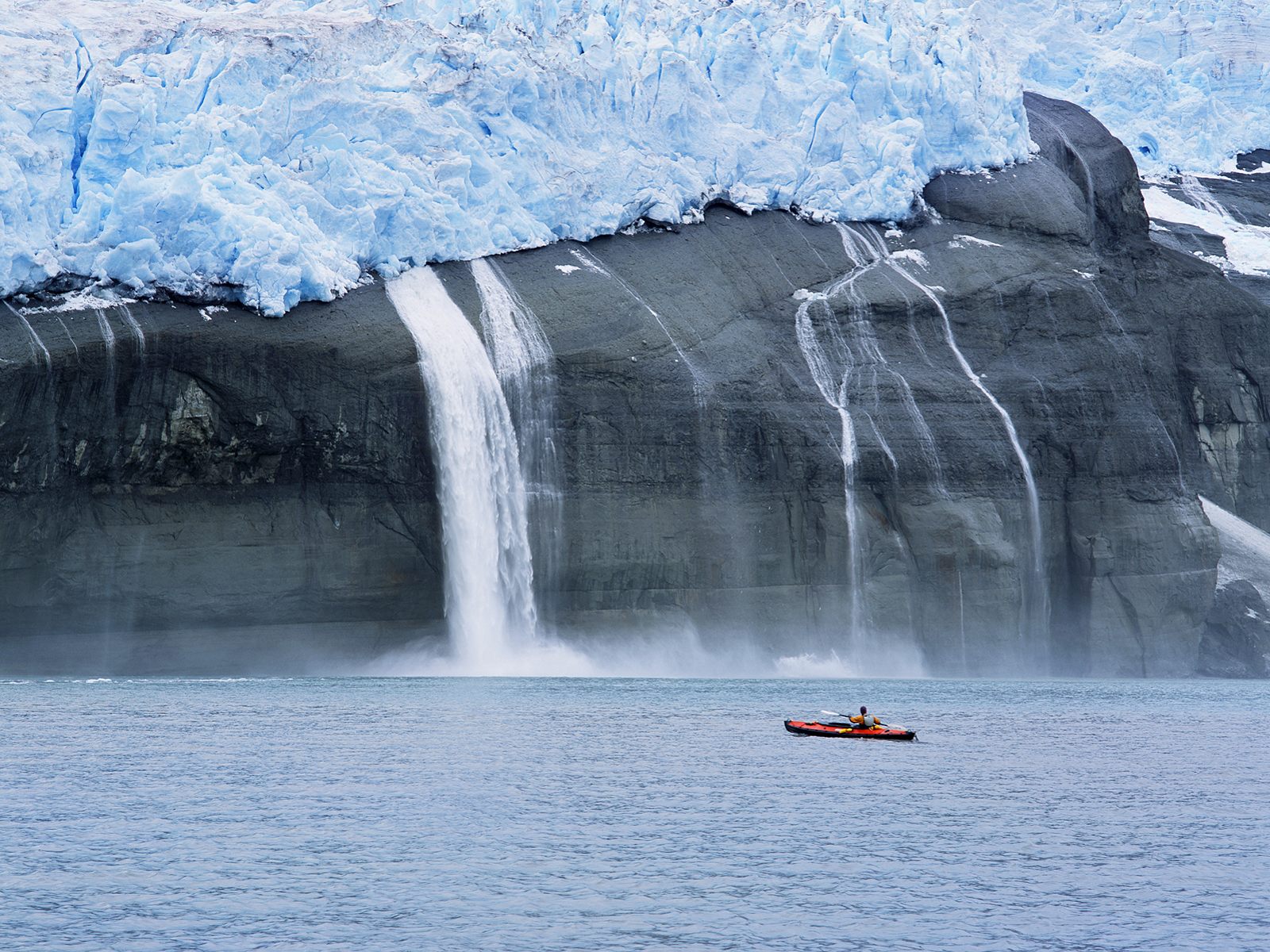 Kayaker_and_Hanging_Glaciers_Icy_Bay_Alaska.jpg