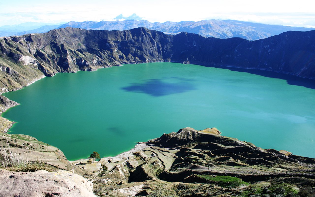 Lago_crater_Quilotoa_Ecuador1...jpg