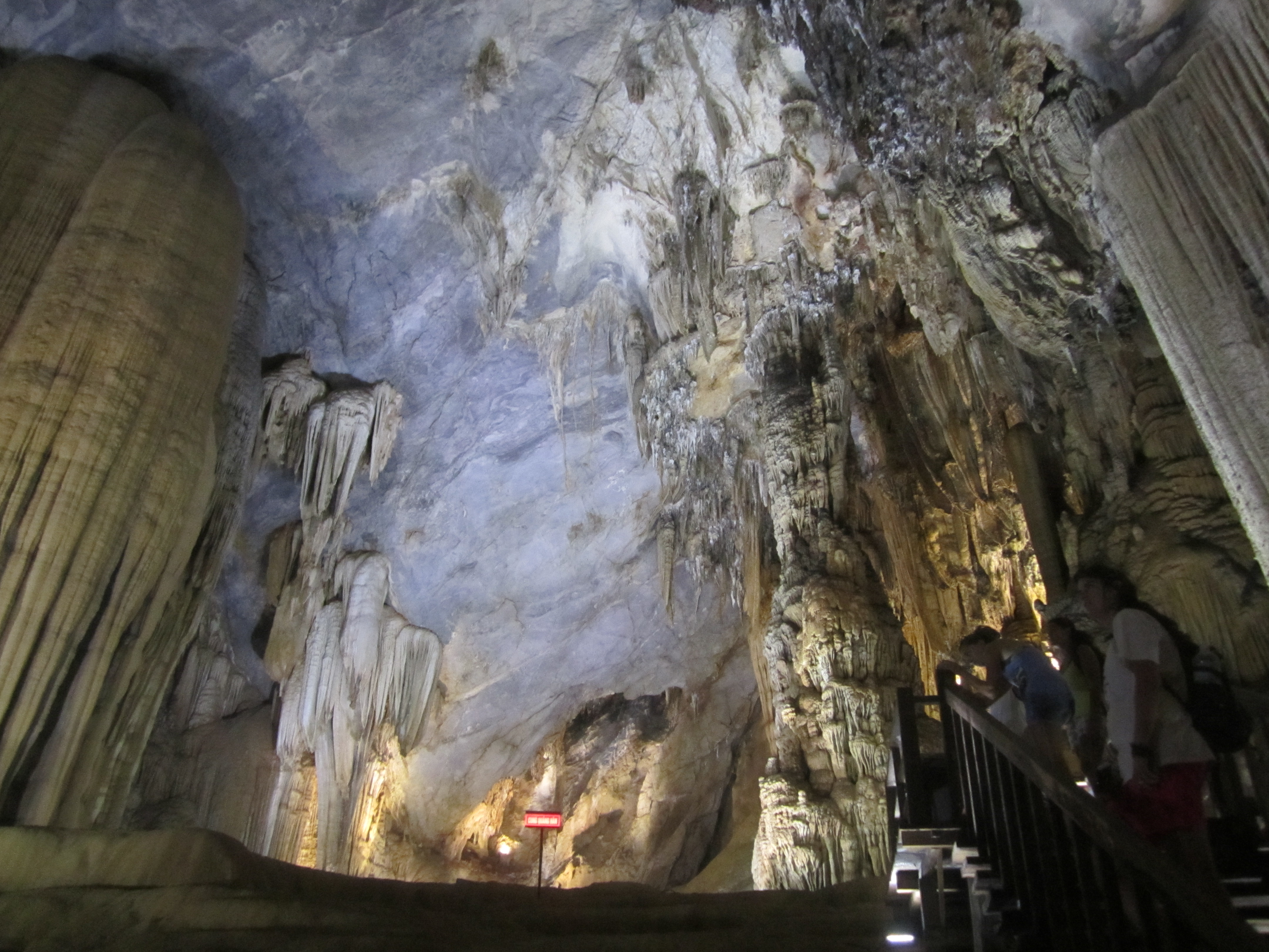 largest-vietnam-cave_TheSuiteWorld-2.jpg