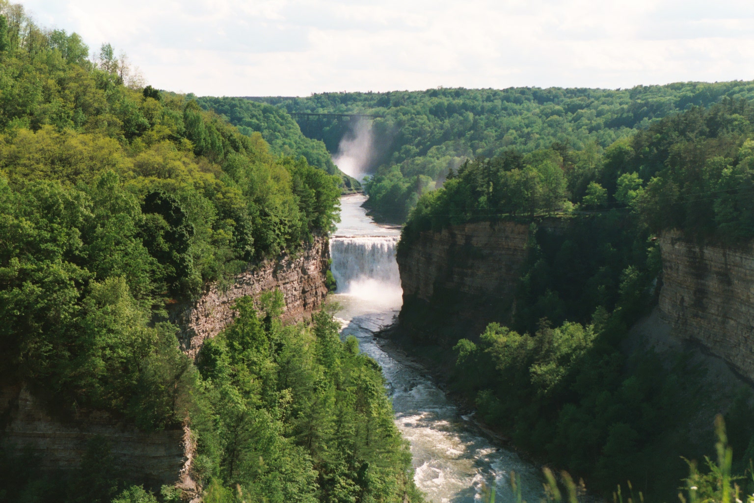 Letchworth_State_Park_Middle_Falls_N_2002.jpeg