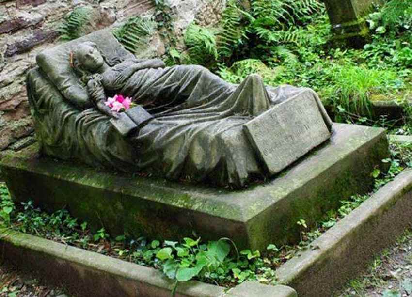 life-size-grave-of-a-16-year-old-girl-commissioned-by-her-sister-photo-u1.jpg