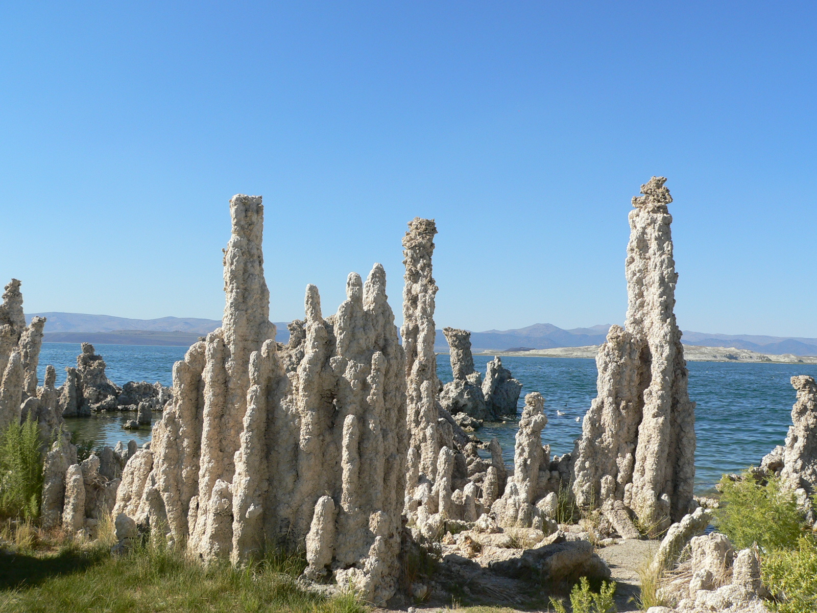 Limestone_towers_at_Mono_Lake,_California.jpg