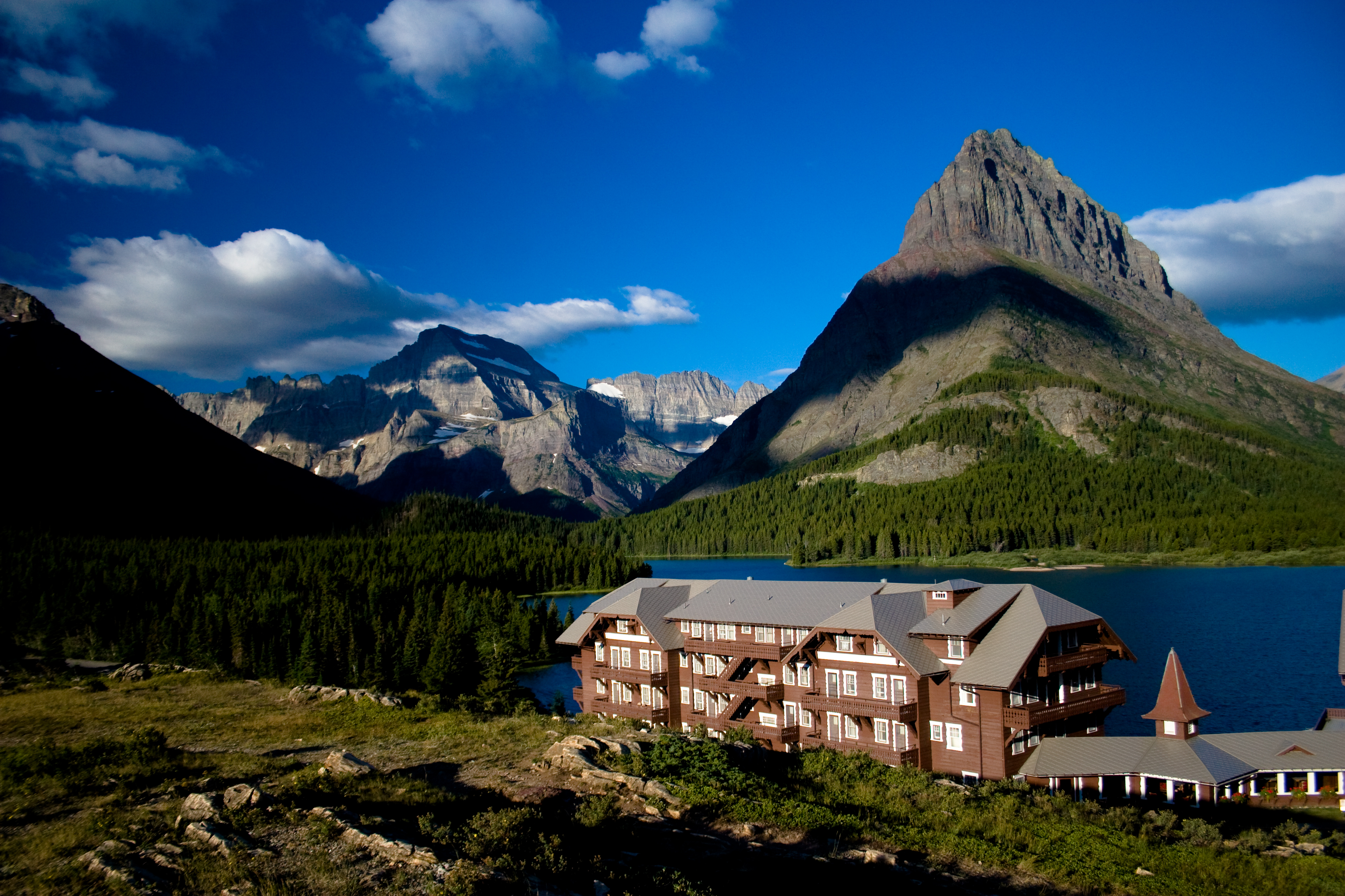 Many_glacier_hotel.jpg