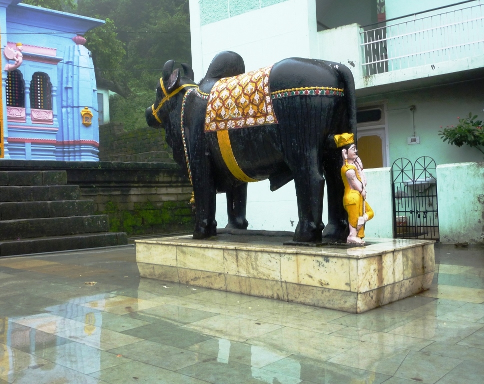 Nandi_-_Shiva's_bull_in_front_of_Hindu_temple,_Rewalsar,_HP,_India.jpg