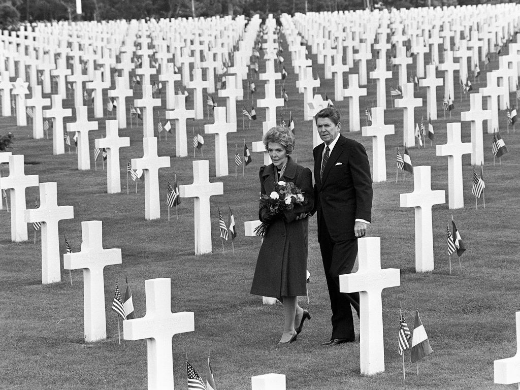 NReagan_6.06.1984_кладбище в Нормандии, Франция_AP.jpg
