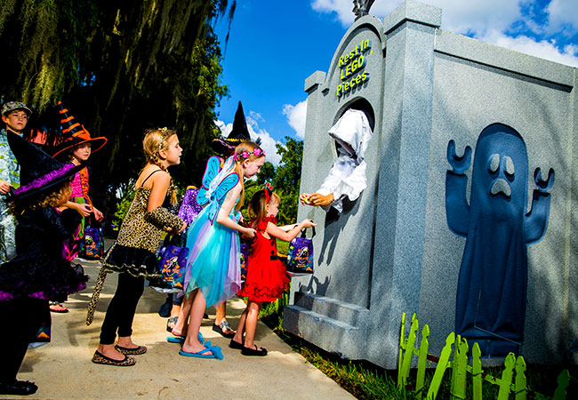 Orlando-Theme-Park-Halloween-Trick-or-Treat-Legoland-Florida-650x4501.jpg