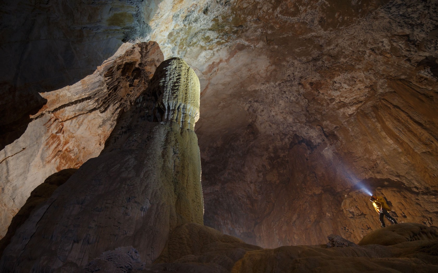 Overs-Son-Doong-Cave-Vietnam-rexfeatures_3601504e-1680x1050.jpg