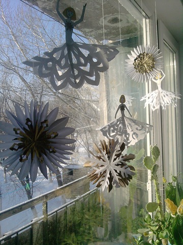Paper-snowflakes-on-windows.jpg