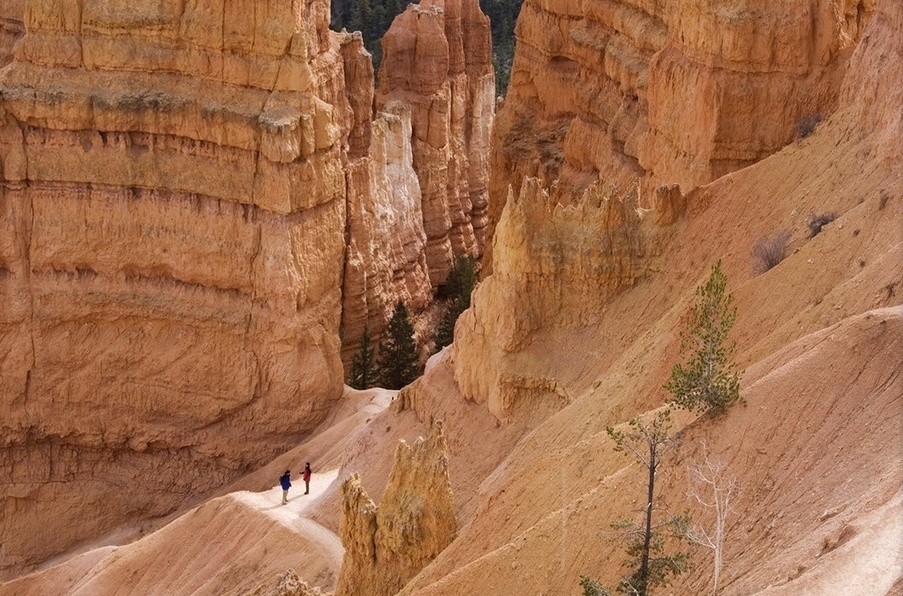 people-on-trail-bryce-canyon-national-park-utah_2260537.ro9Hxав.jpeg