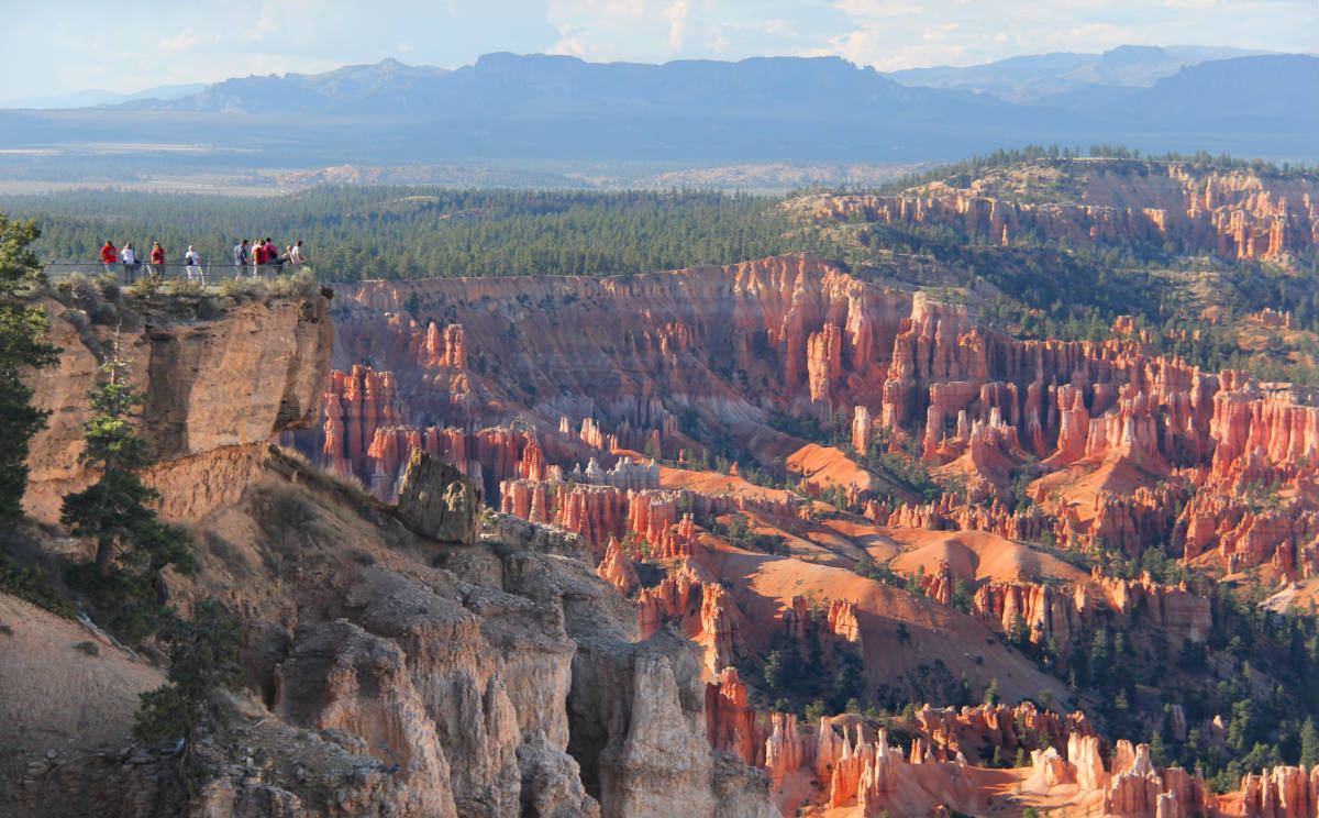 Photo-4-People-gazing-over-Bryce-Canyons-rim.jpg