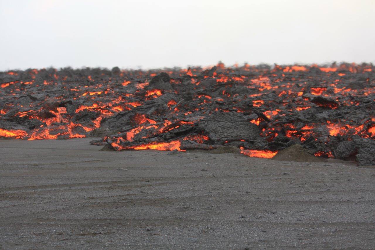 pictures-from-an-erupting-volcano-in-iceland-1.jpg