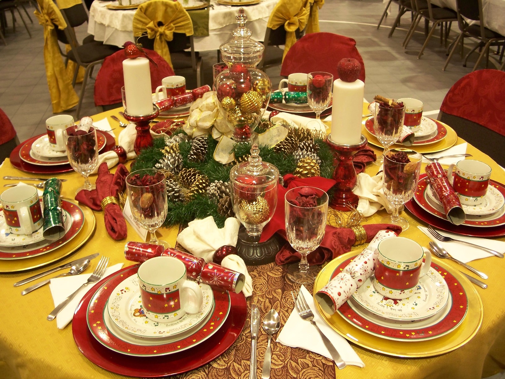 pine-cone-wreath-spices-holiday-table1.jpg