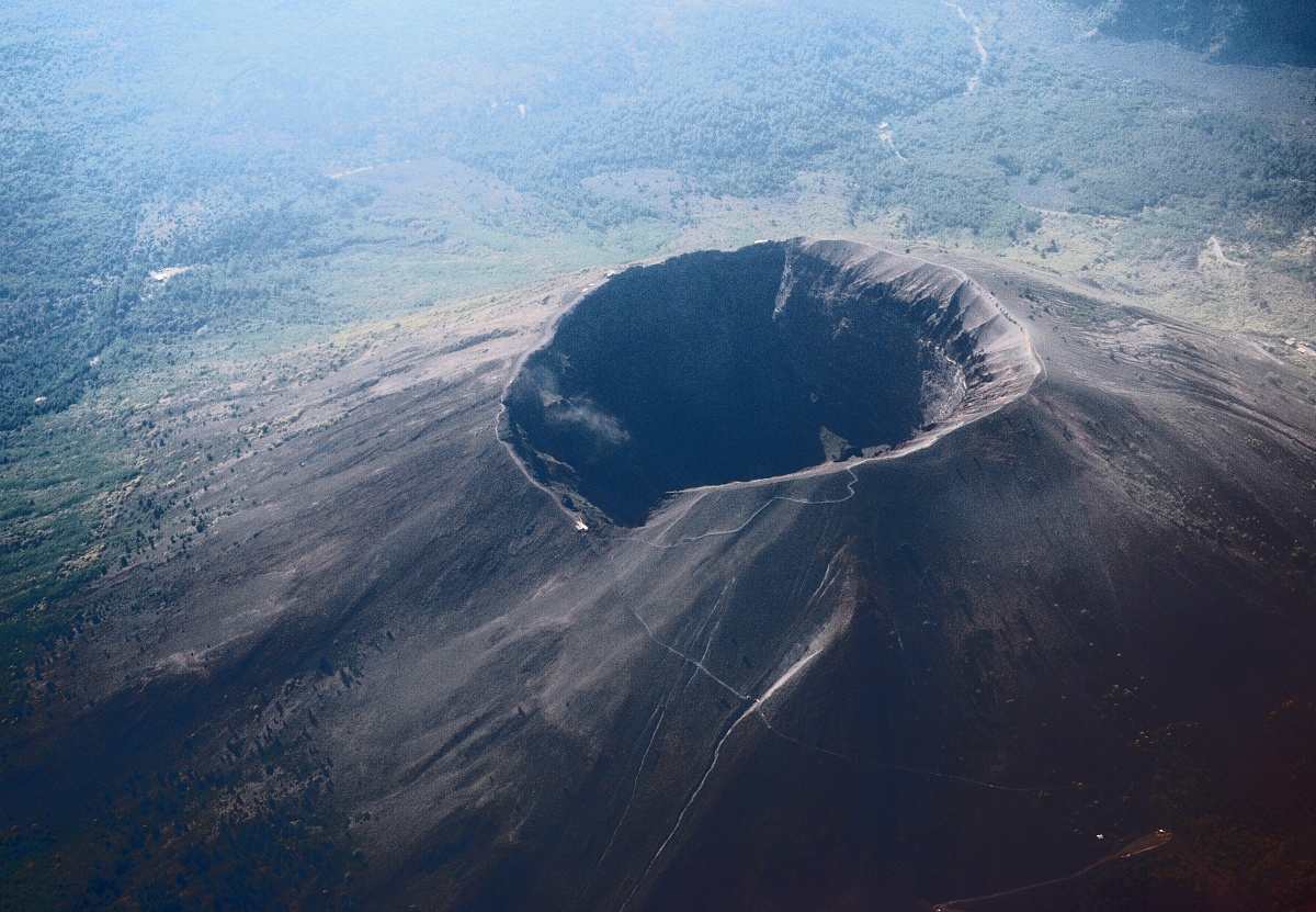 Vesuvius_from_plane.jpg