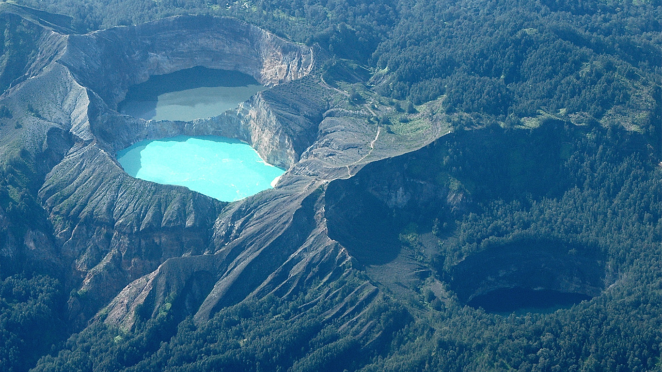 vulkan_kelimutu_sverkhu.jpg