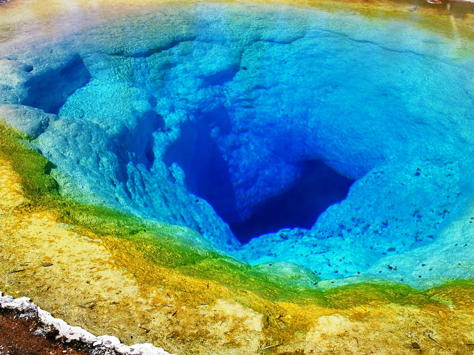 Yellowstone-National-Park-Pool-Glory.jpg