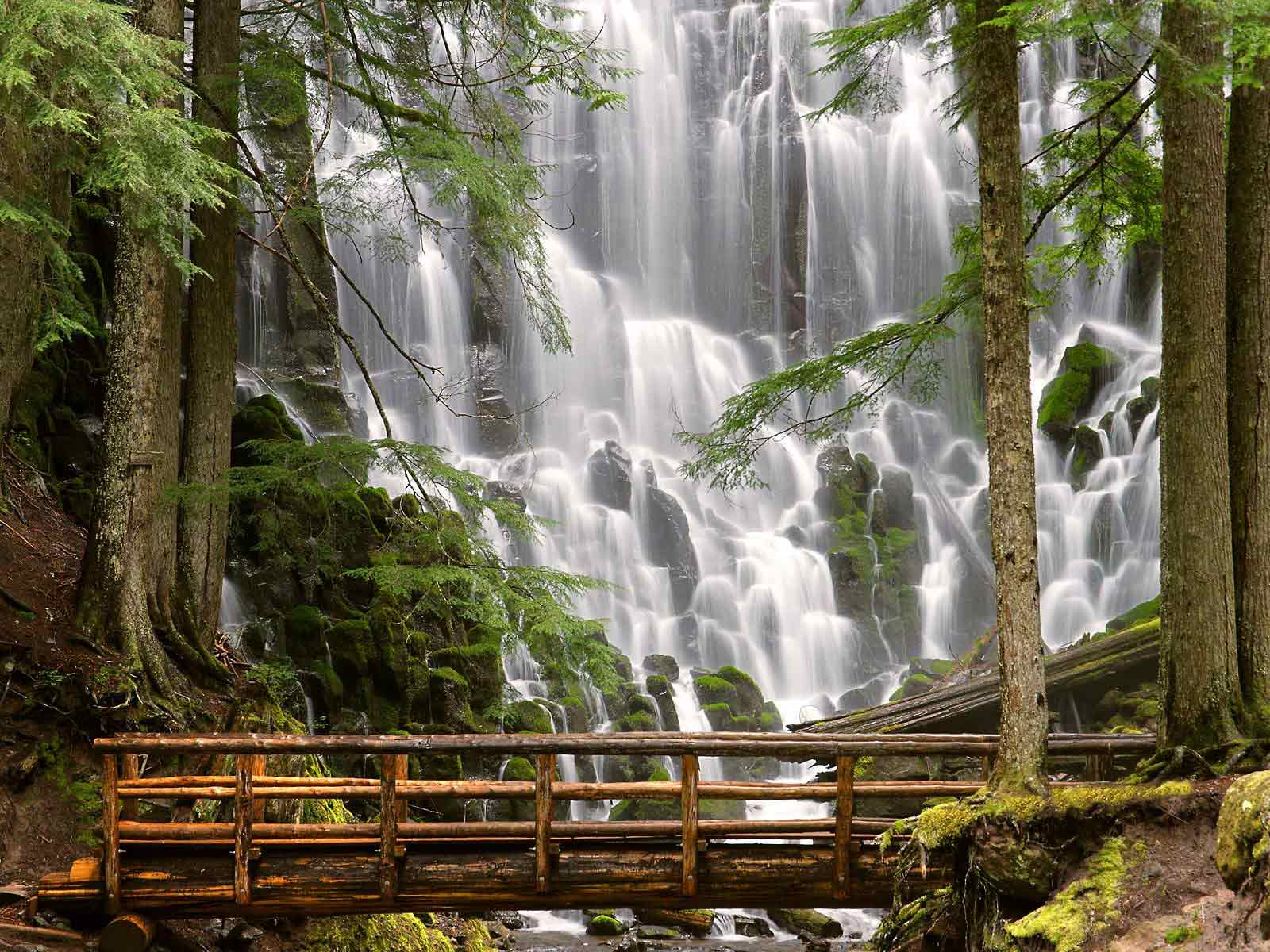 Yellowstone-National-Park-Waterfalls.jpg