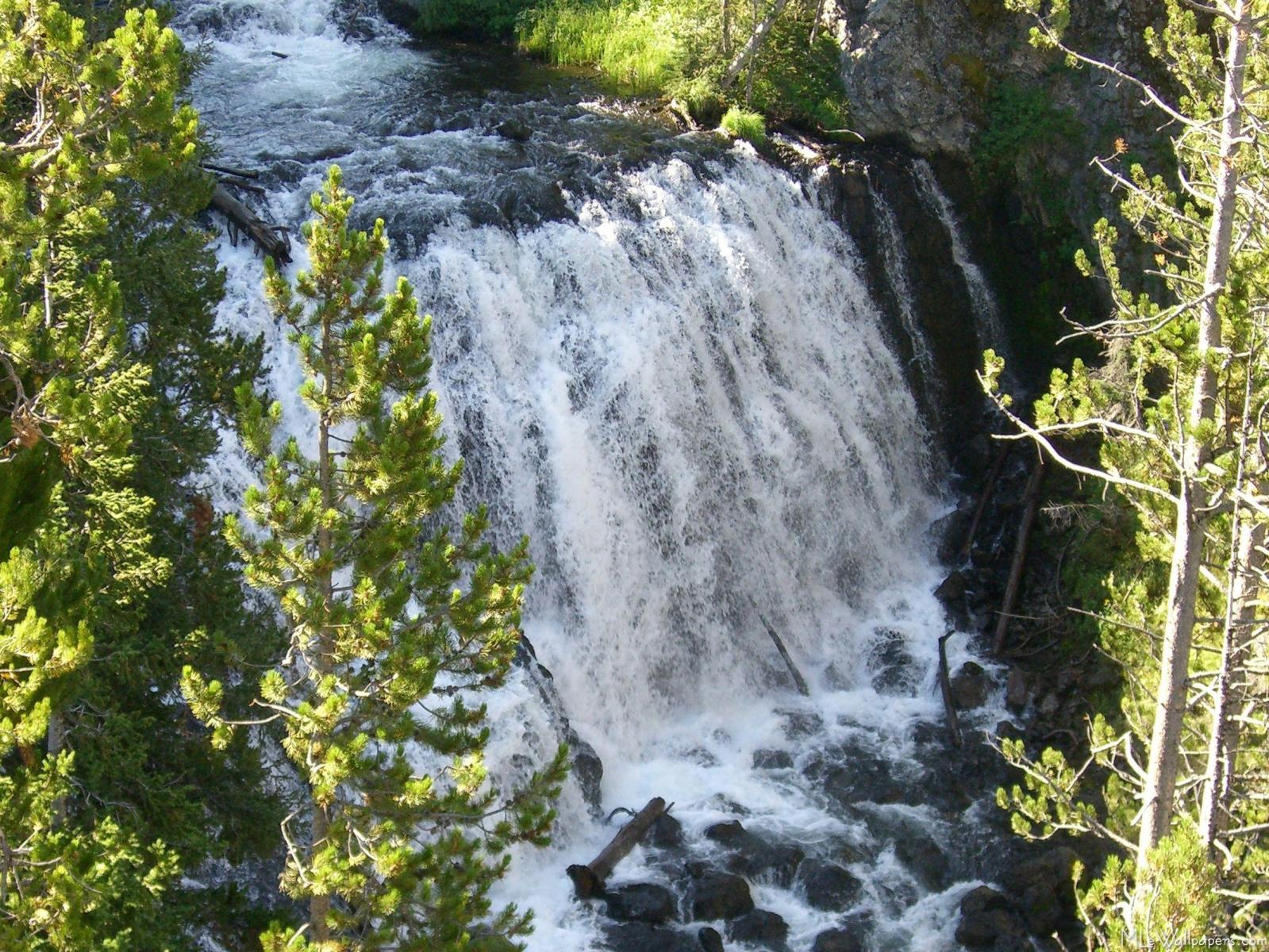 Yellowstone Waterfall.jpg