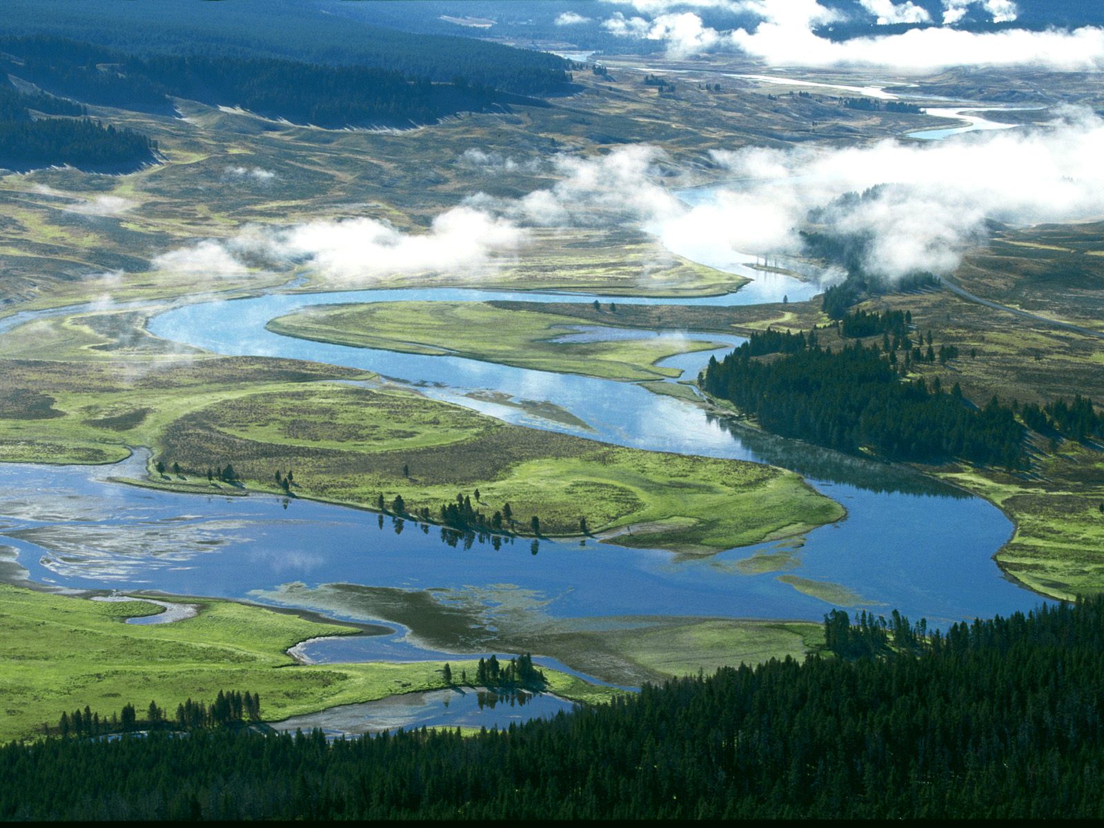 Yellowstone_River_in_Hayden_Valley_2C_Yellowstone_National_Park.jpg